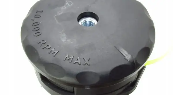 Głowica podkaszarki z instrukcją, jak założyć żyłkę do podkaszarki. Widoczna żółta żyłka i napis "10.000 RPM MAX".