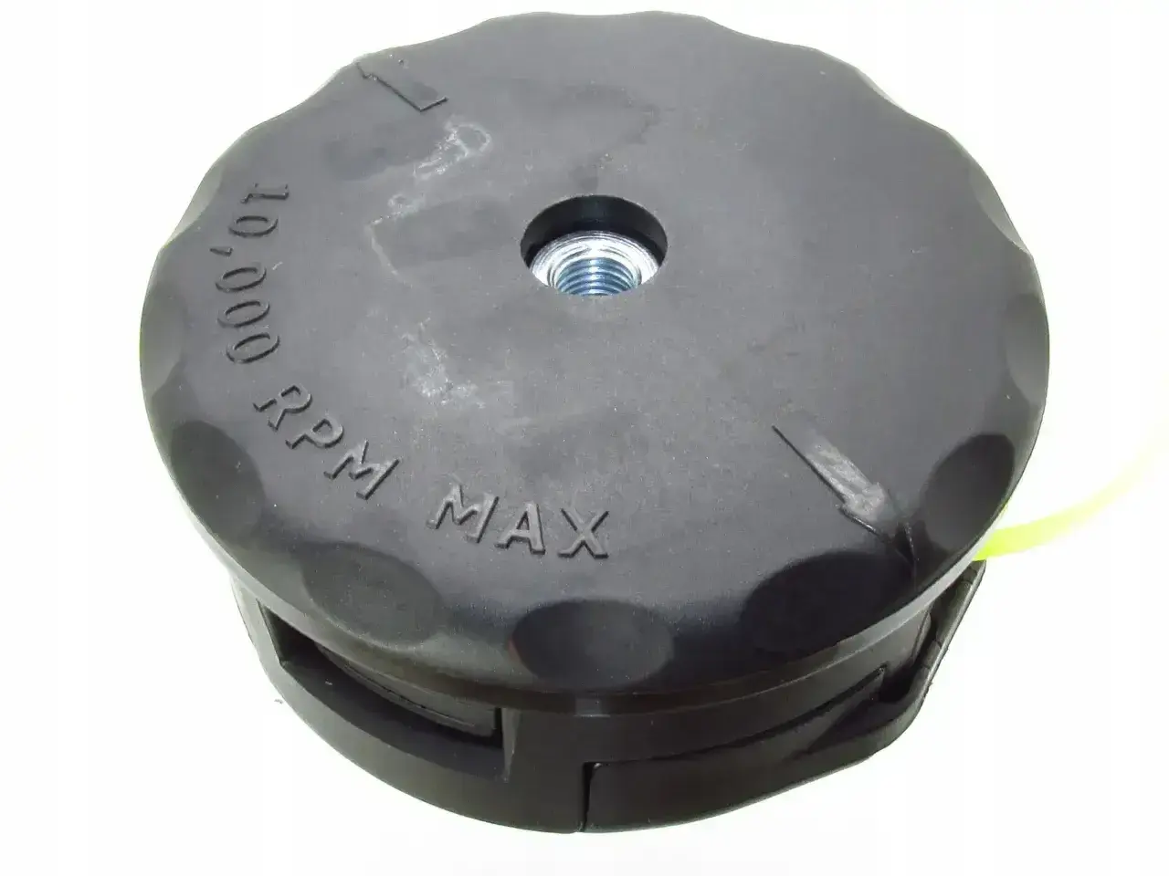 Głowica podkaszarki z instrukcją, jak założyć żyłkę do podkaszarki. Widoczna żółta żyłka i napis "10.000 RPM MAX".
